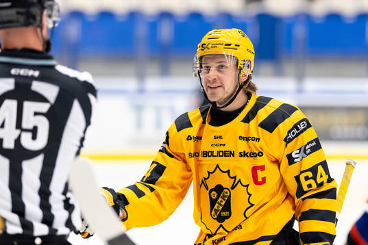 Skellefteås Jonathan Pudas pratar med linjedomaren