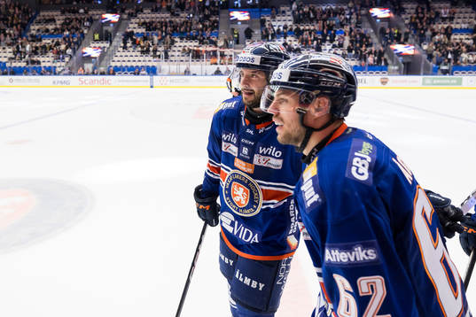 Växjös Tobias Rieder och Manuel Ågren jublar