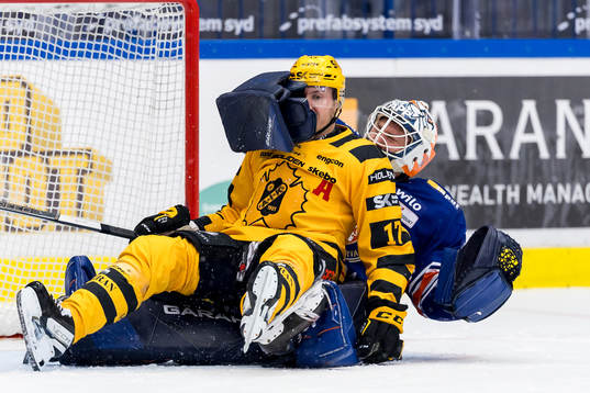 Skellefteås Pär Lindholm och Växjös målvakt Emil Larmi