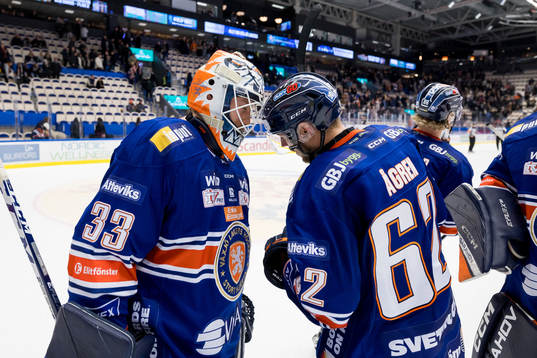 Växjös målvakt Emil Larmi och Manuel Ågren jublar