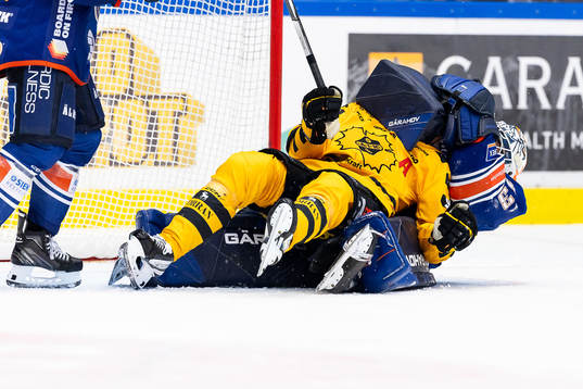 Skellefteås Pär Lindholm och Växjös målvakt Emil Larmi