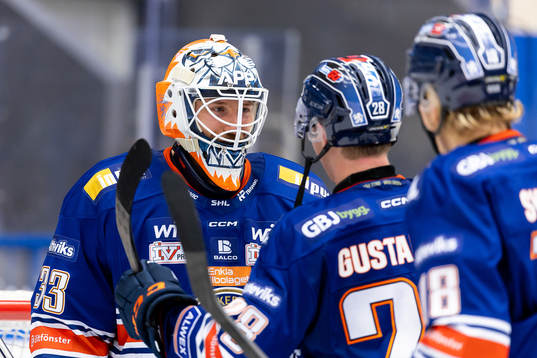 Växjös målvakt Emil Larmi jublar