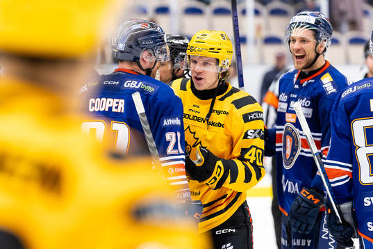 Irriterat mellan Växjös Brian Cooper och Skellefteås