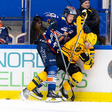 Växjös Gabriel Carlsson tacklar Skellefteås Anton