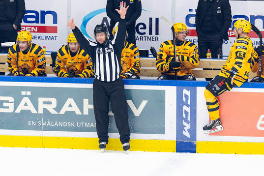 Linjedomare Rickard Nilsson gör tecken för för många