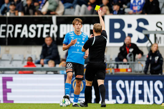 Halmstads Kazper Karlsson får gult kort