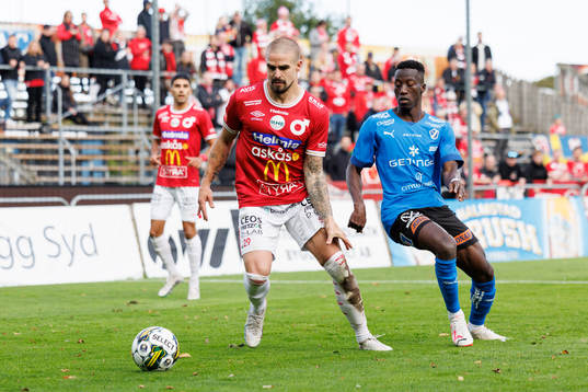 Degerfors Douglas Bergqvist och Halmstads Naeem Mohammed