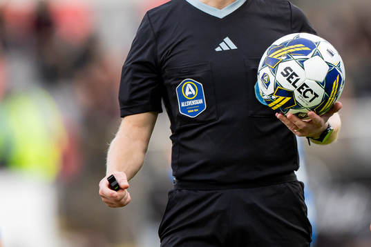 En domare med fotboll