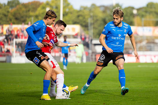 Halmstads Erik Ahlstrand och Jack Cooper-Love i kamp mot
