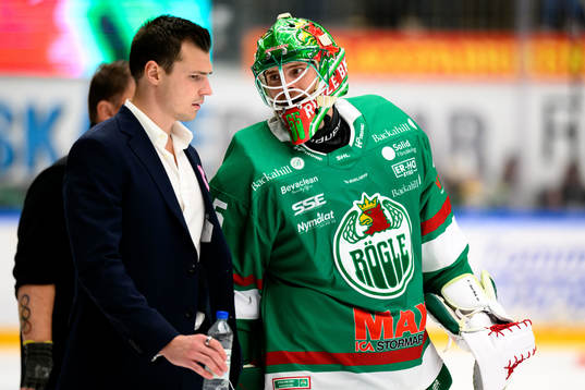 Rögles assisterande tränare Max Bohlin och målvakt