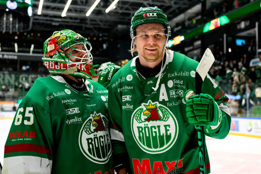 Rögles målvakt Christoffer Rifalk och Rodrigo Abols jublar