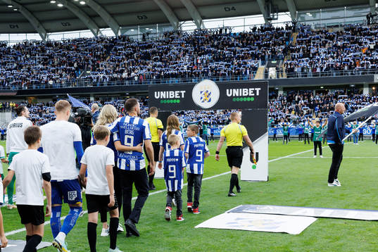 Marcus Berg går in på arenan innan fotbollsmatchen i