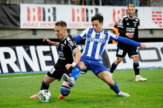 Sirius Aron Bjarnason och IFK Göteborgs Hussein Carneil