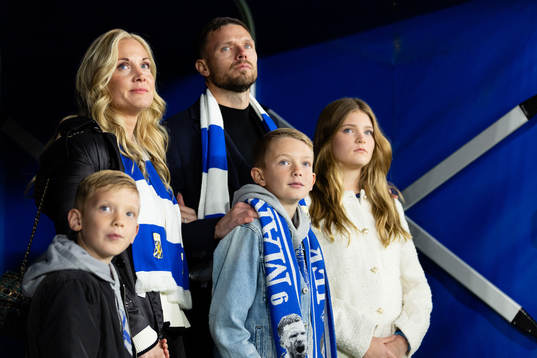 IFK Göteborgs Marcus Berg med familj hyllas