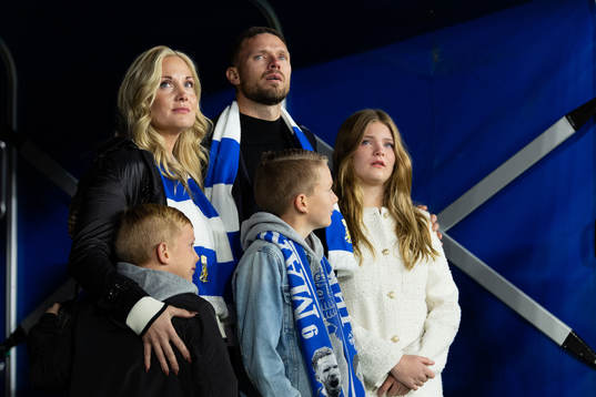 IFK Göteborgs Marcus Berg med sin familj hyllas
