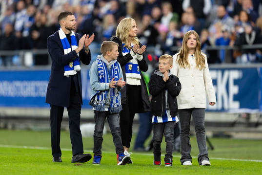 IFK Göteborgs Marcus Berg med sin familj hyllas