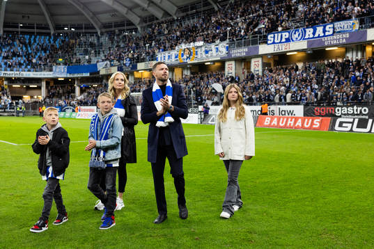 IFK Göteborgs Marcus Berg med sin familj hyllas