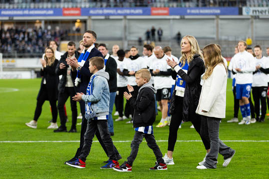 IFK Göteborgs Marcus Berg med sin familj hyllas