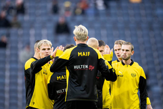 Mjällbys Max Fenger och Adam Petersson värmer upp
