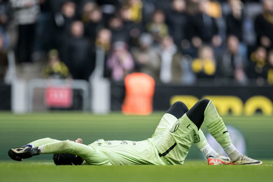 Mjällbys målvakt Noel Törnqvist har ont