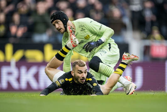 AIKs Ioannis Pittas och Mjällbys målvakt Noel Törnqvist