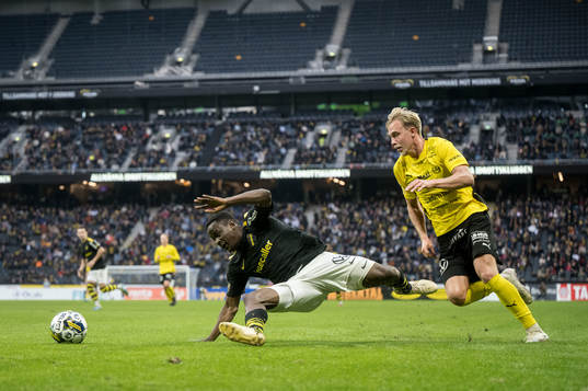 AIKs Erick Otieno och Mjällbys Herman Johansson
