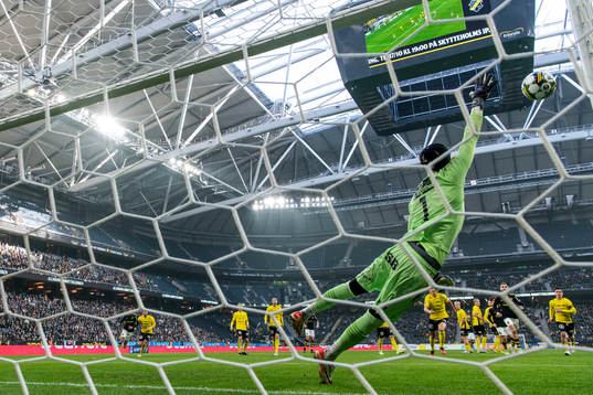 AIKs Anton Salétros gör 1-0 bakom Mjällbys målvakt Noel
