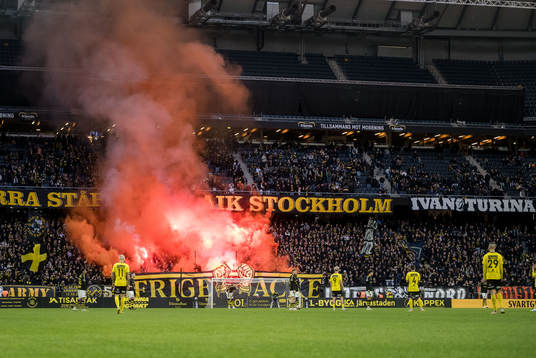AIKs supportrar med pyroteknik