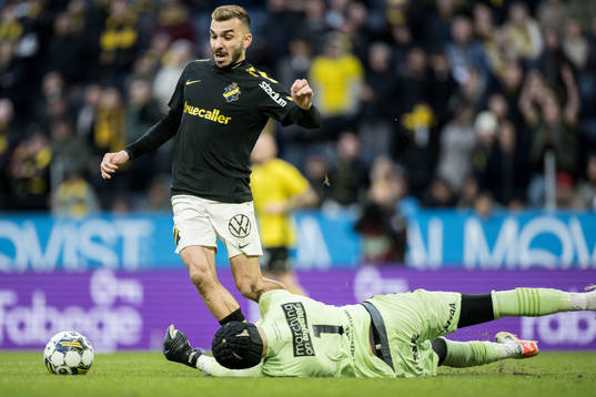AIKs Ioannis Pittas och Mjällbys målvakt Noel Törnqvist