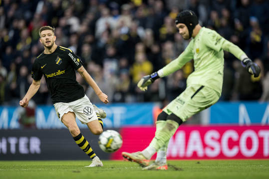 AIKs Anton Salétros och Mjällbys målvakt Noel Törnqvist