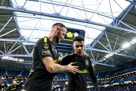 AIKs Alexander Milosevic och Rui Modesto jublar