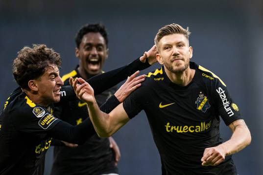 AIKs Taha Ayari och Anton Salétros jublar