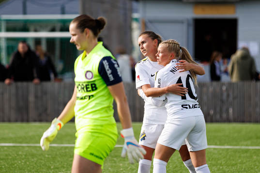 AIKs Adelisa Grabus och Matilda Nildén jublar