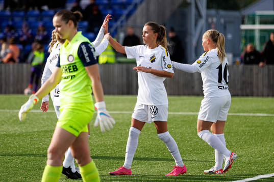 AIKs Adelisa Grabus och Matilda Nildén jublar