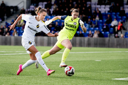 AIKs Adelisa Grabus gör 2-0 mot Jitexs målvakt Anna