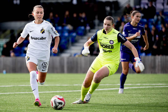 AIKs Adelisa Grabus gör 2-0 mot Jitexs målvakt Anna