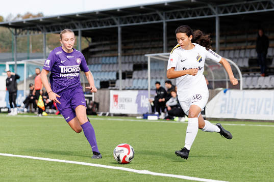 Jitexs Isabella Veiszhaupt och AIKs Annika Svensson