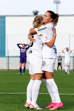 AIKs Matilda Nildén och Adelisa Grabus jublar
