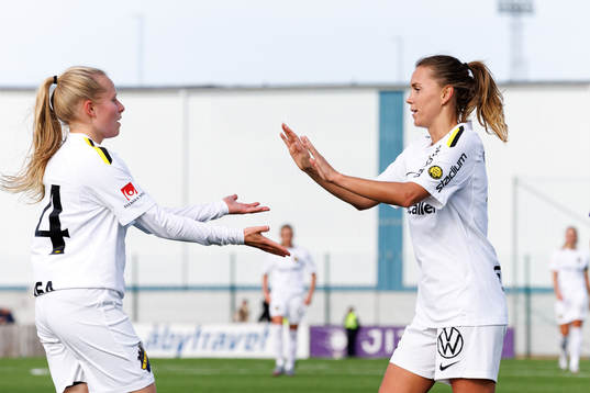 AIKs Nova Selin och Adelisa Grabus jublar