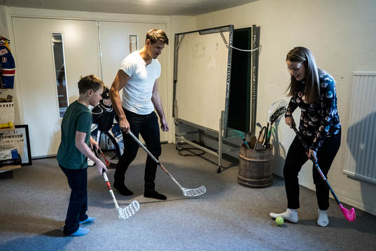 Leksands Jon Knuts spelar innebandy med familjen hemma