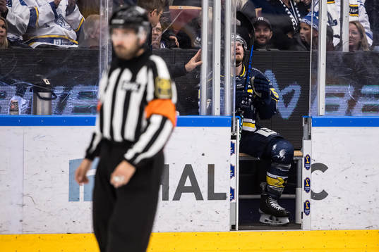 HV71s Mikael Seppälä i utvisningsbåset