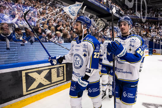 Leksands Marek Hrivik och Leksands Erik Olhans-Lind jublar