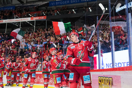 MoDos Kristians Rubins jublar med laget och supportrar