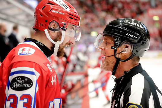 Timrås Albin Lundin och Domare Mikael Nord