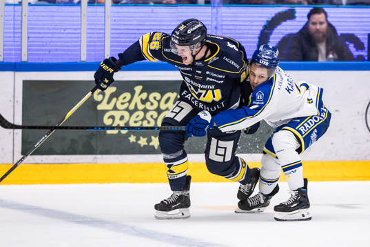 HV71s Tommi Tikka och Leksands Marcus Karlberg