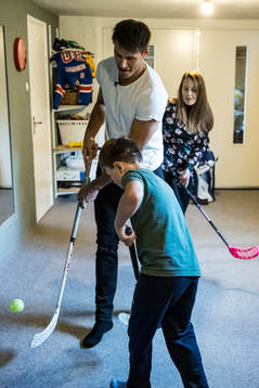 Leksands Jon Knuts spelar innebandy med familjen hemma