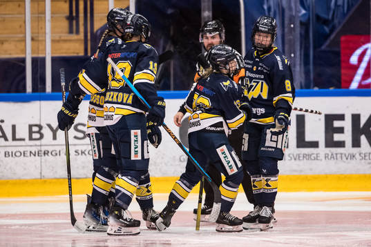 HV71s Sanni Hakala jublar