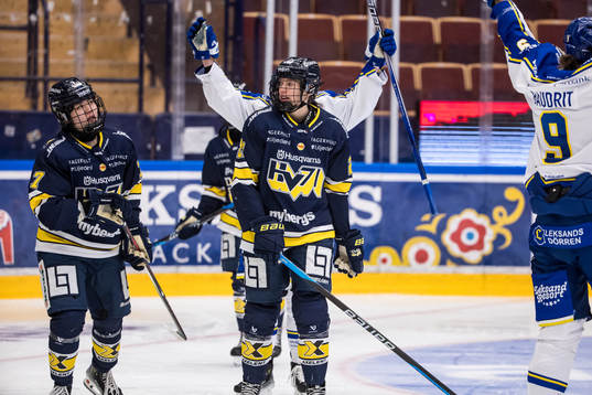 HV71s Amanda Andersson och HV71s Kanami Seki deppar