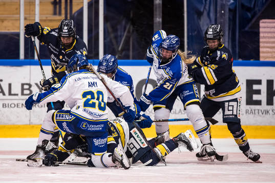 HV71s Klara Seroiszkova  och Leksands Emilie Kruse Johansen