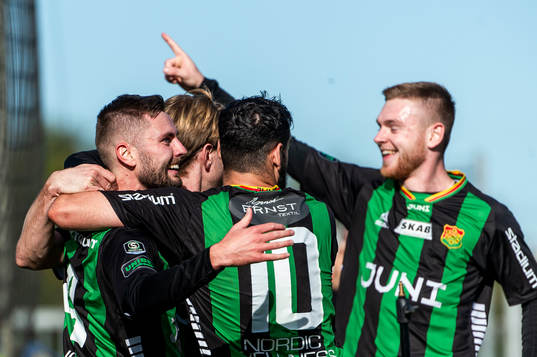 GAIS Axel Norén jublar med lagkamrater